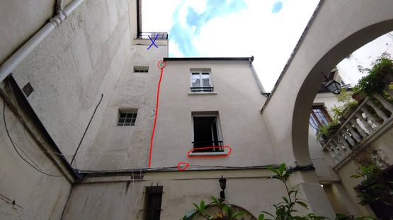 FaÃÂ§ade de courette annotÃÂ©e par les cordistes Unicorde pour tracer le cheminement d'une infiltration