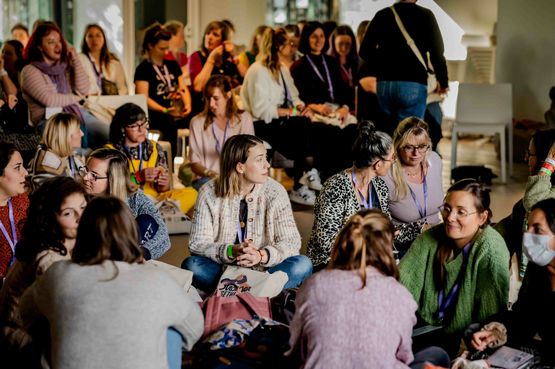 Un cercle de femmes reunies lors d une rencontre autour de la maternite