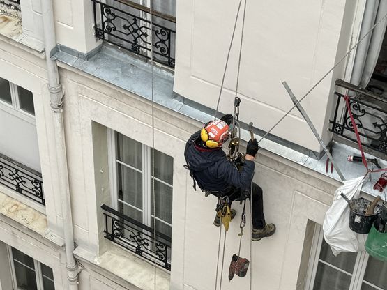 Couvreur cordiste Unicorde intervenant sur une toiture ÃÂ  Paris