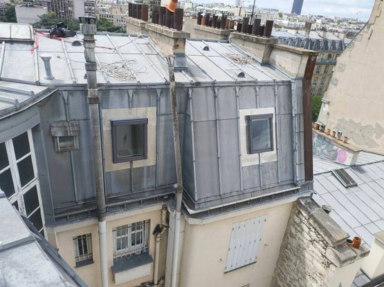 Pose de deux velux sur brisi zinc ÃÂ  paris par les cordistes UNICORDE