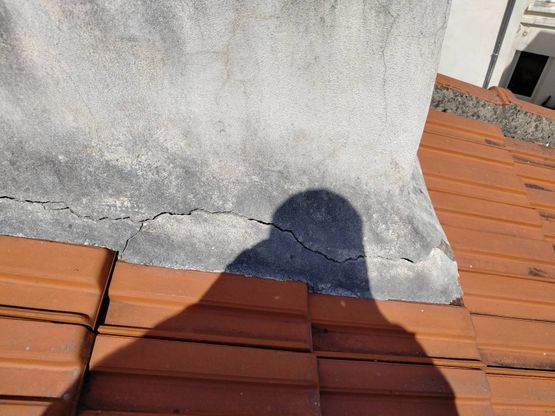 Fissure sur souche de cheminÃÂ©e en toiture repÃÂ©rÃÂ©e lors d'un diagnostic d'infiltration