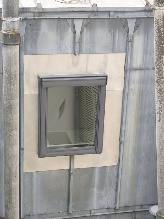 Cordiste UNICORDE rÃÂ©alisant la reprise d'ÃÂ©tanchÃÂ©itÃÂ© autour d'un Velux sur toiture parisienne