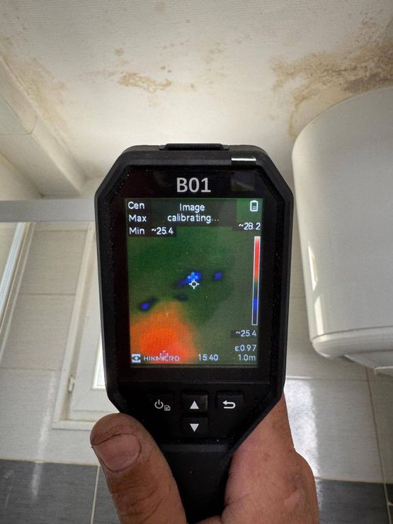 Thermographie infrarouge d'un plafond rÃÂ©vÃÂ©lant une zone froide liÃÂ©e ÃÂ  une infiltration