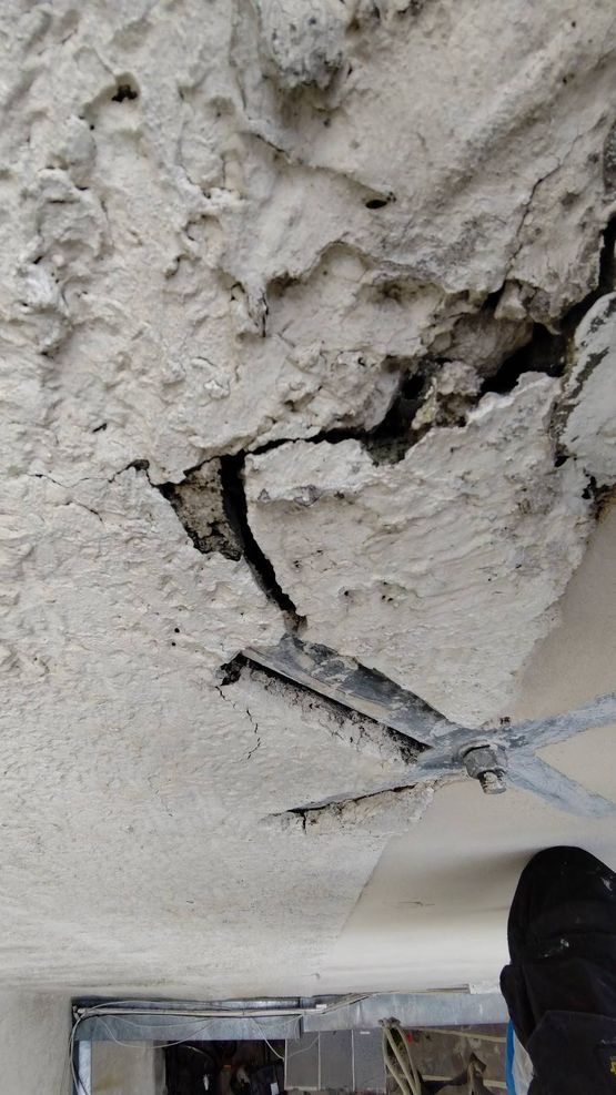 PlÃÂ¢tre de plafond effondrÃÂ© autour d'un ancrage mÃÂ©tallique fissurÃÂ©, dÃÂ©gÃÂ¢ts liÃÂ©s ÃÂ  une infiltration