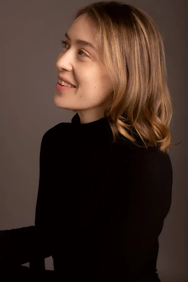 Alice White Walker, doula, de profil et souriante