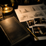 Table de création : bible, storyboard et polaroids d’un micro-drama