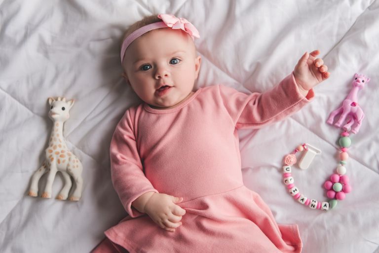 photo d'un bébé fille habillée en rose