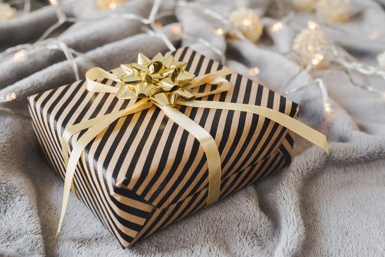 un paquet cadeau posé sur une table